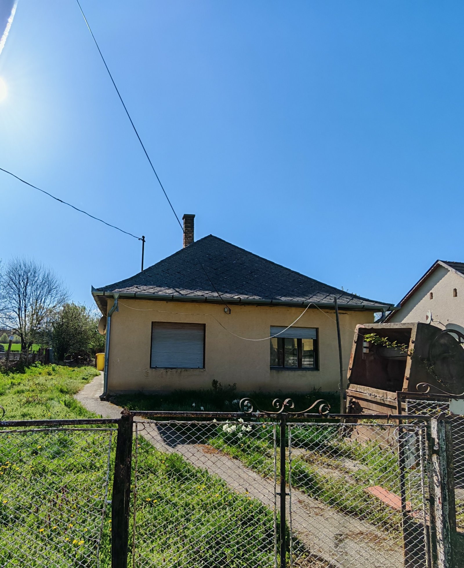 Hács: Felújításra szoruló ház csendes, harmonikus környezetben 