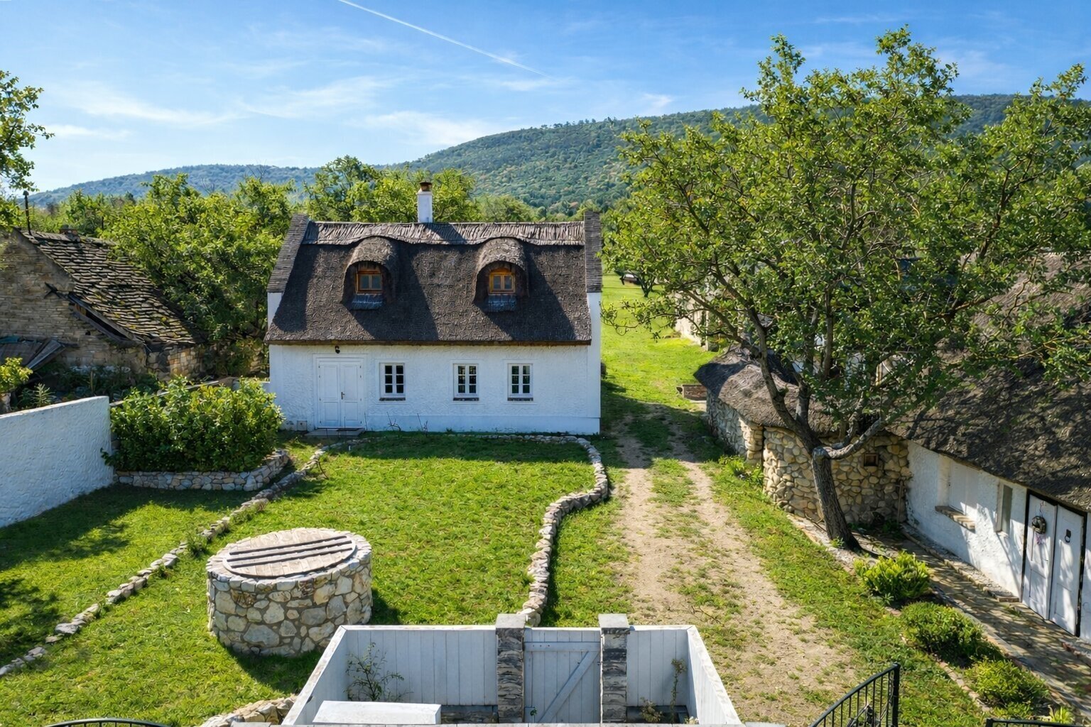 Balatonederics: Charmantes Reetdach-Anwesen nahe Balaton – renoviertes Haus mit weiterem Ausbaupotenzial 