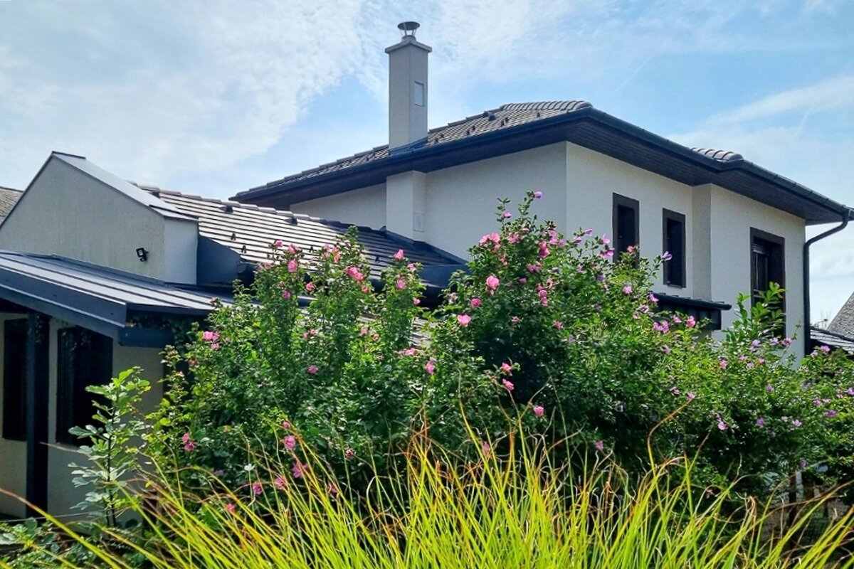 Vonyarcvashegy: Neuwertiges Einfamilienhaus in mediterranen Baustil still gelegen in einer ruhigen Seitenstrasse 10 Gehminuten weit vom Plattensee-Nordufer 