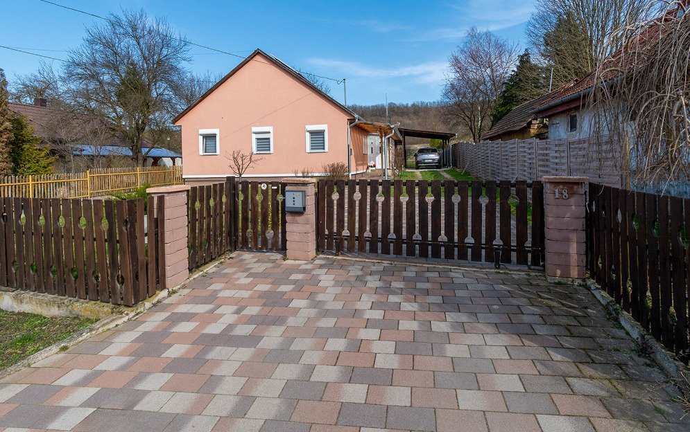 Gepflasterter Innenhof mit automatisiertem Tor und direktem Carport-Zugang