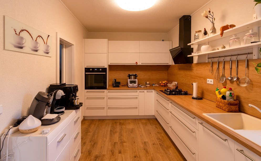 Moderne Küche mit hochwertiger Ausstattung und praktischer Arbeitsflächen-Organisation