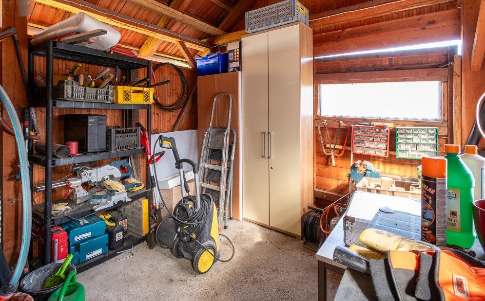 Praktische Werkstatt mit robuster Holzkonstruktion und umfangreichen Lagermöglichkeiten