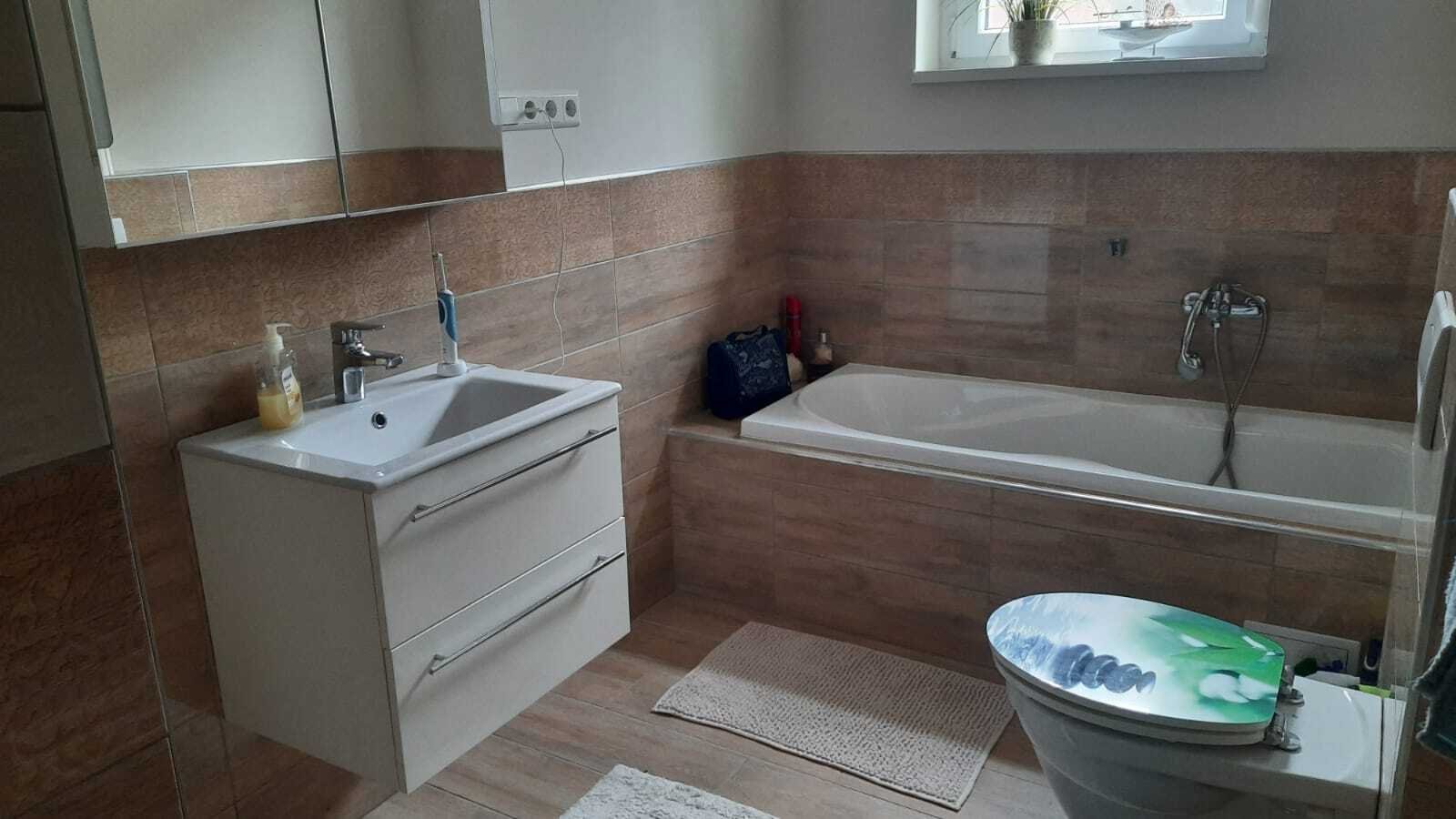 Modernes Badezimmer mit separater Wanne und praktischem Waschtischbereich Modernes Badezimmer mit separater Wanne und praktischem Waschtischbereich