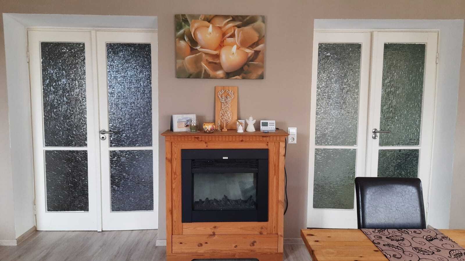 Wohnzimmer mit direktem Zugang zu Terrassen und eingebautem Kaminofen Wohnzimmer mit direktem Zugang zu Terrassen und eingebautem Kaminofen