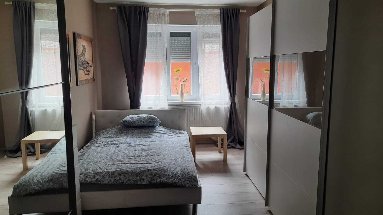 Helles Schlafzimmer mit praktischen Einbauschränken und großflächigen Fensterfront Helles Schlafzimmer mit praktischen Einbauschränken und großflächigen Fensterfront