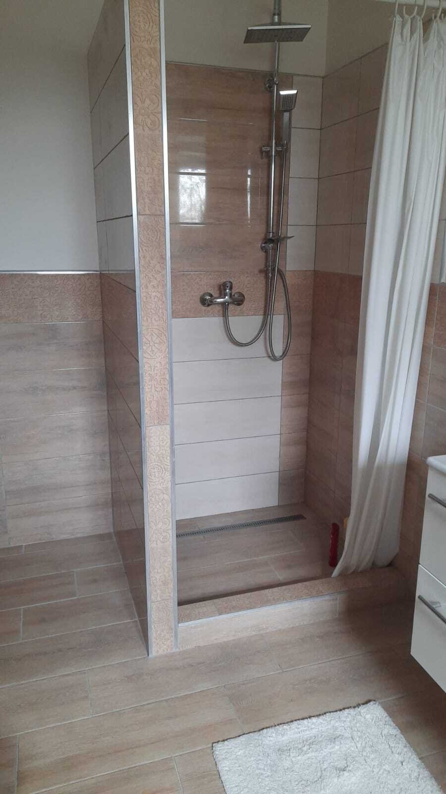 Modernes Duschbad mit bodengleicher Dusche und hochwertiger Ausstattung Modernes Duschbad mit bodengleicher Dusche und hochwertiger Ausstattung