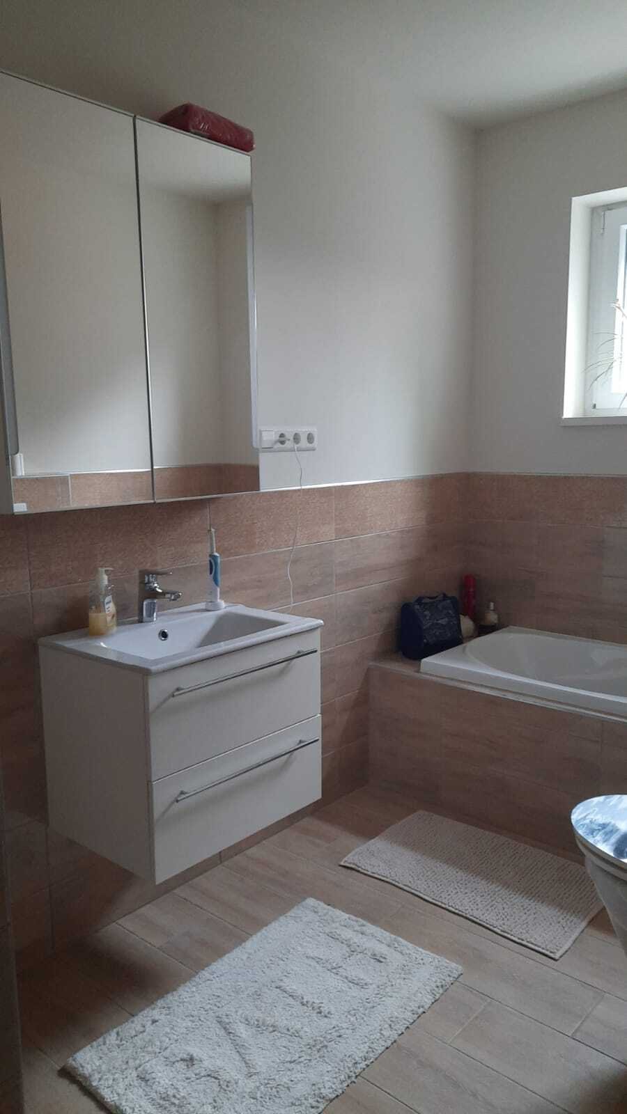 Modernes Badezimmer mit Doppelwaschtisch und großzügiger Badewanne Modernes Badezimmer mit Doppelwaschtisch und großzügiger Badewanne