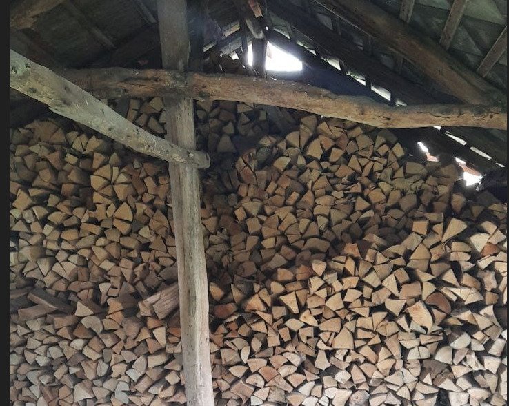 Praktischer Holzlagerraum mit robuster Regalstruktur und optimaler Lagerverwaltung Praktischer Holzlagerraum mit robuster Regalstruktur und optimaler Lagerverwaltung