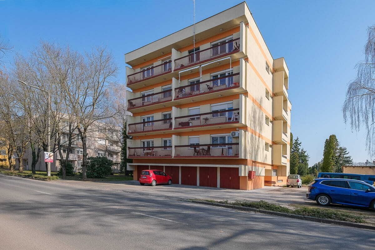 Keszthely: Mehrfamilienhauswohnung im südlichen Stadtteil von Keszthely, ein Paar Gehminuten vom Plattensee entfernt ist zu verkaufen 