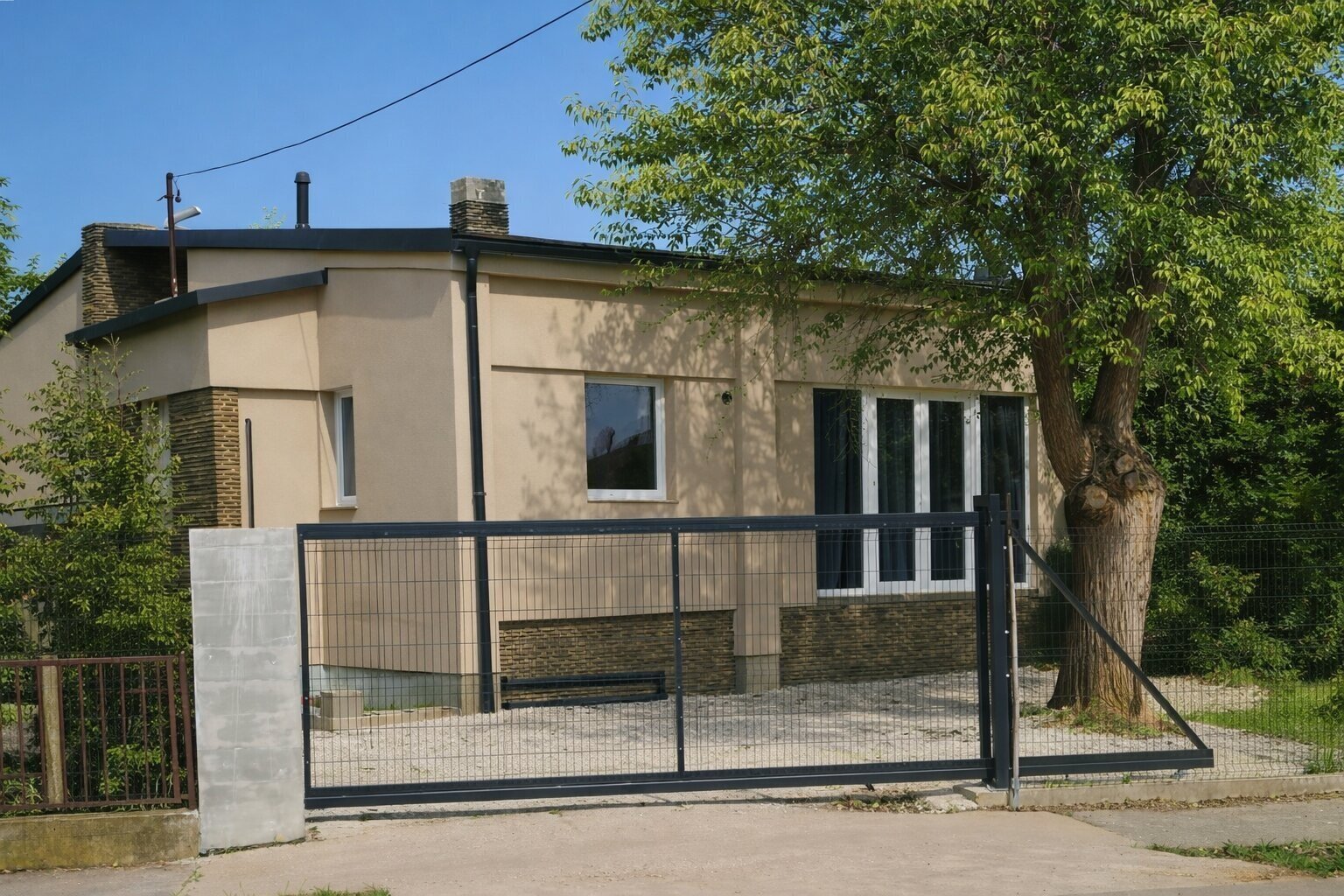 Balatonboglár: Viel Platz, viele Möglichkeiten: Renoviertes Familienhaus mit großem Grundstück in Balatonboglár 