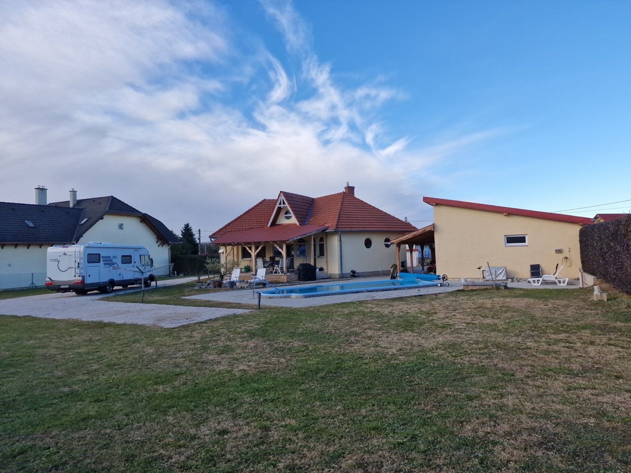 Balatonszentgyörgy: (AAAB) Vidéki ház vendéglakással és 8 lakókocsi parkolóhellyel a tó közelében 