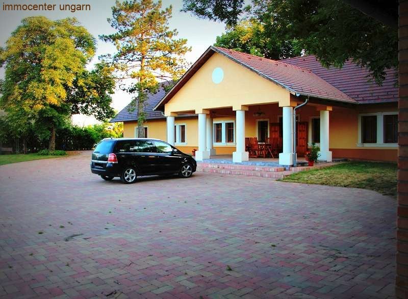 bei Bikács: AA báró Bernrieders felújított kastélya 