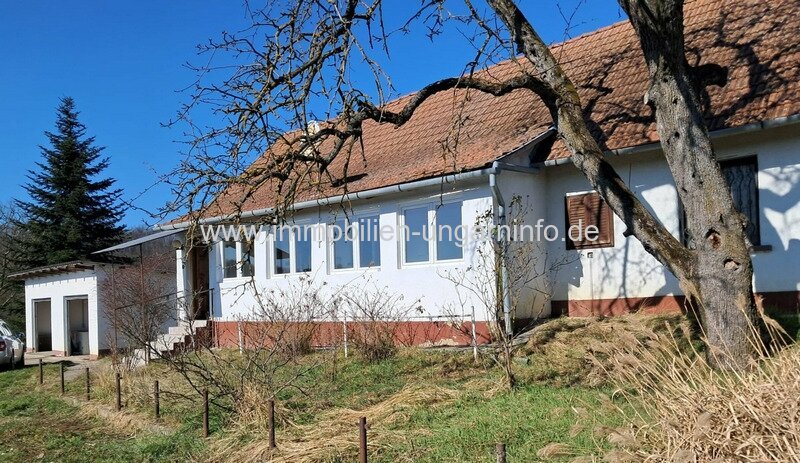 Zala Vármegye: Einfamilienhaus in Zalaszabar mit großem Grundstück 