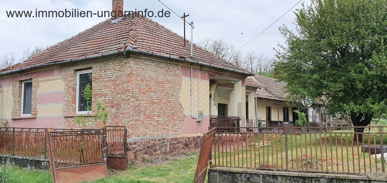 Somogy Vármegye: Zu renovierendes Einfamilienhaus in der Nähe des Plattensees mit großem Grundstück 