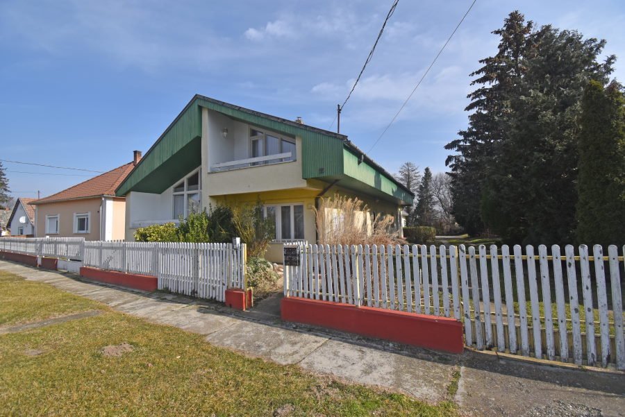 Mezőcsokonya: (AAA) Csendes faluban felújított ház eladó 