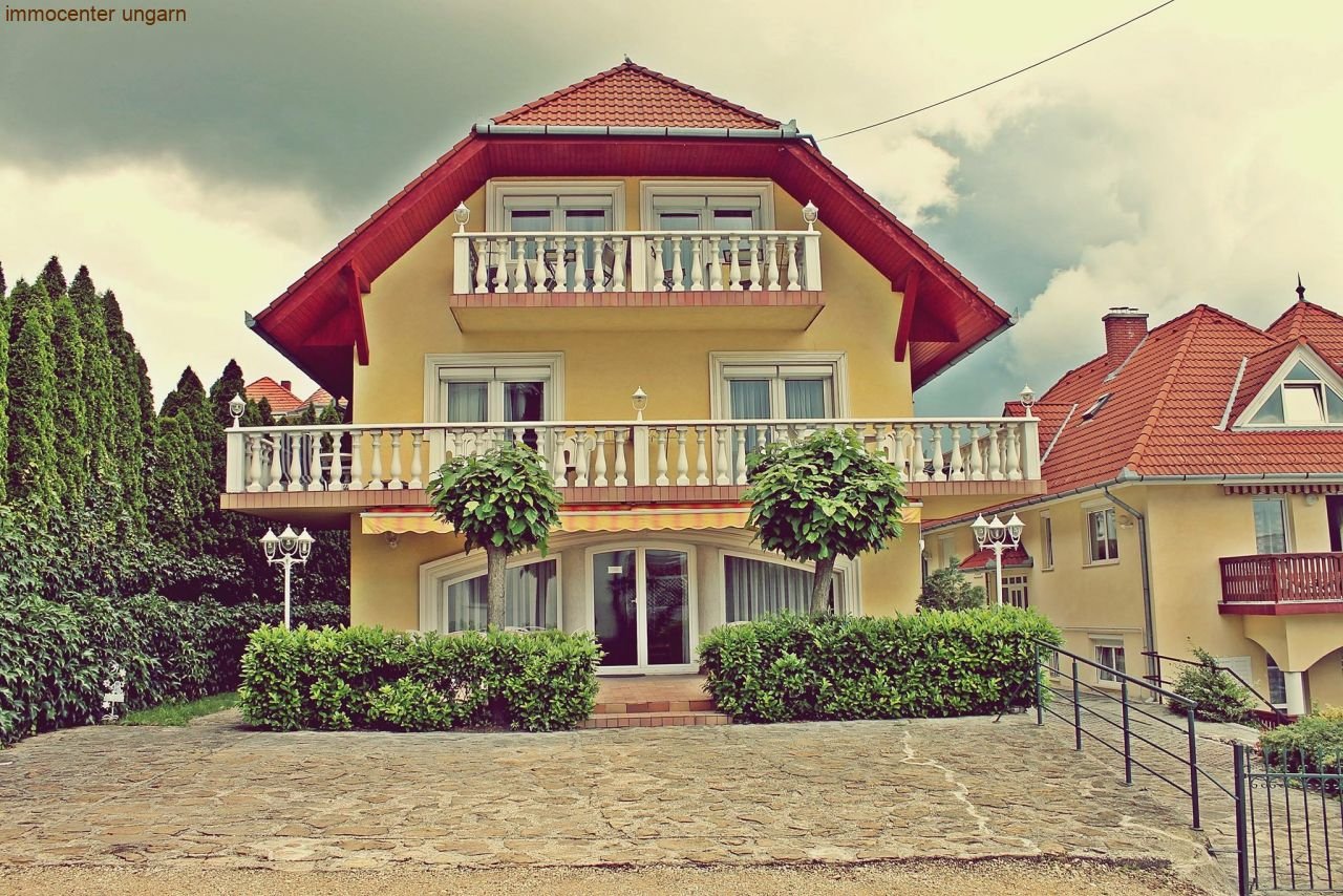 Héviz: (AA) Jól gondozott vendégház, jó helyen Hévizen, a "Baden-Baden". Magyarország Héviz: (AA) Jól gondozott vendégház, jó helyen Hévizen, a "Baden-Baden". Magyarország
