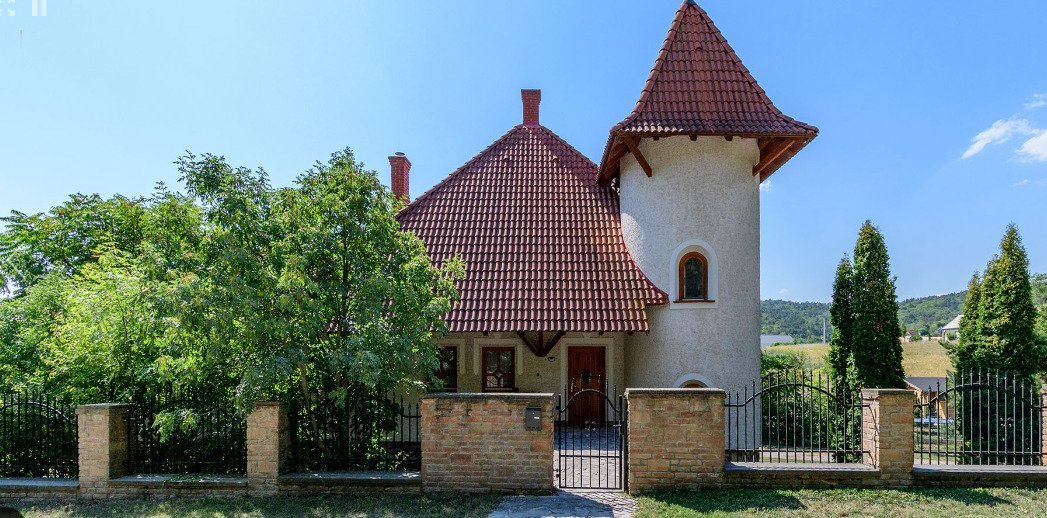 Balatongyörök: A balatoni északi parton, erdő mellett, egy teljesen berendezett villa Balatongyörök: A balatoni északi parton, erdő mellett, egy teljesen berendezett villa