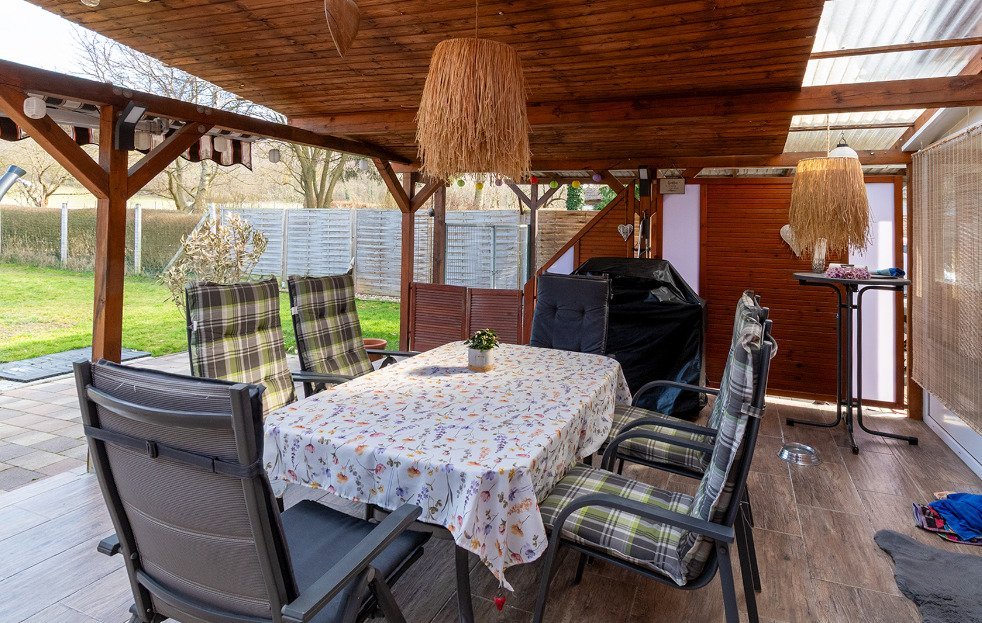 Überdachte Terrasse mit massiver Holzkonstruktion und direktem Gartenblick Überdachte Terrasse mit massiver Holzkonstruktion und direktem Gartenblick