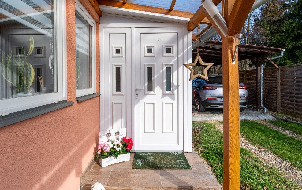 Eleganter Eingangsbereich mit hochwertigem Haustür-Design und überdachtem Zugangsweg Eleganter Eingangsbereich mit hochwertigem Haustür-Design und überdachtem Zugangsweg