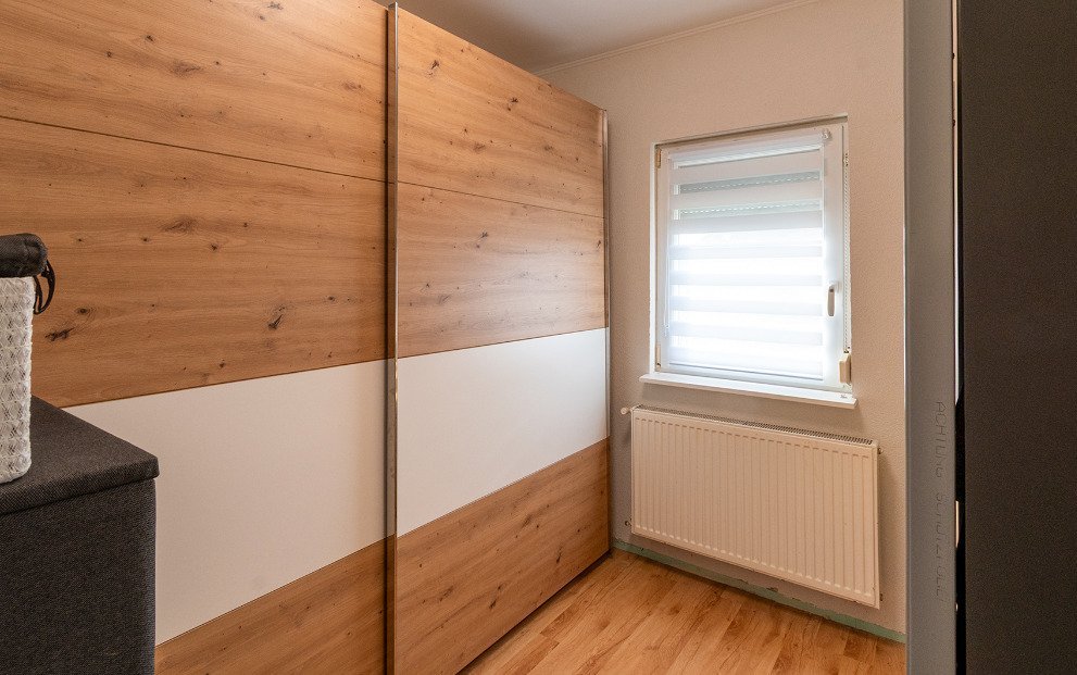 Komfortables Schlafzimmer mit Schiebetüren-Einbauschrank und Tageslichtfenster Komfortables Schlafzimmer mit Schiebetüren-Einbauschrank und Tageslichtfenster