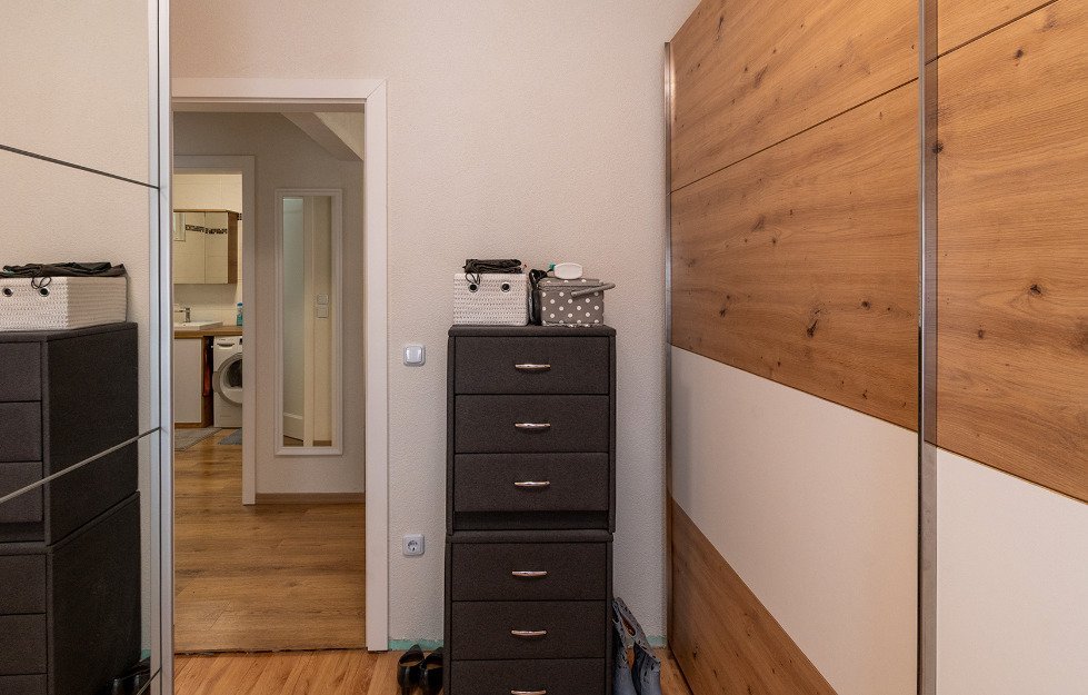 Praktischer Schlafbereich mit begehbarem Kleiderschrank und direktem Badezimmer-Zugang Praktischer Schlafbereich mit begehbarem Kleiderschrank und direktem Badezimmer-Zugang