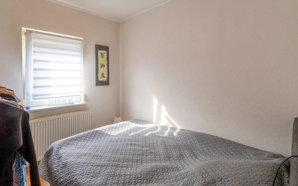 Helles Schlafzimmer mit Fensterbank und effizienter Wärmeregelung Helles Schlafzimmer mit Fensterbank und effizienter Wärmeregelung