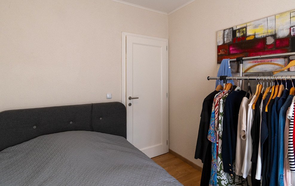 Komfortables Schlafzimmer mit integriertem Ankleidebereich und praktischer Garderobenlösung Komfortables Schlafzimmer mit integriertem Ankleidebereich und praktischer Garderobenlösung