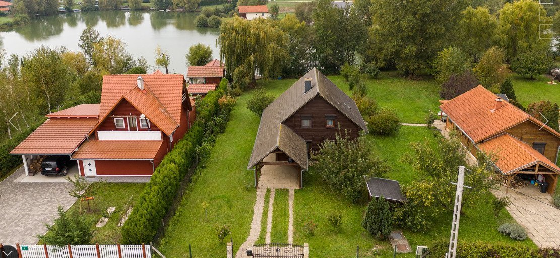 Hövej: Egy ház a tóparton - idilli menedék az osztrák határ közelében Hövej: Egy ház a tóparton - idilli menedék az osztrák határ közelében
