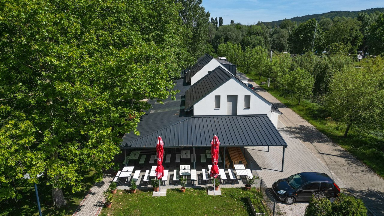 nahe Hévíz: (AAA) Balatoni étterem, kilátással a tóra nahe Hévíz: (AAA) Balatoni étterem, kilátással a tóra