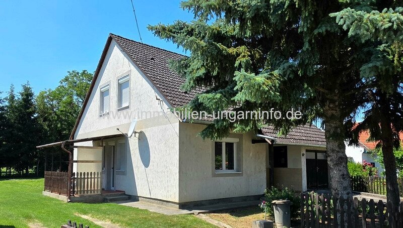 Somogy Vármegye: Einfamilienhaus mit ausgebautem Dachgeschoss in Kéthely zu verkaufen (6 km vom Balaton entfernt) Somogy Vármegye: Einfamilienhaus mit ausgebautem Dachgeschoss in Kéthely zu verkaufen (6 km vom Balaton entfernt)
