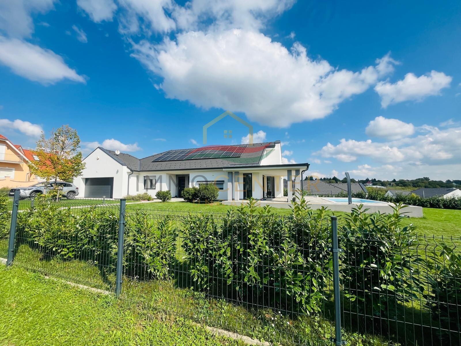 Cserszegtomaj: Modern, energiatakarékos családi ház Cserszegtomaj központjában - medencével és minőségi bútorokkal 