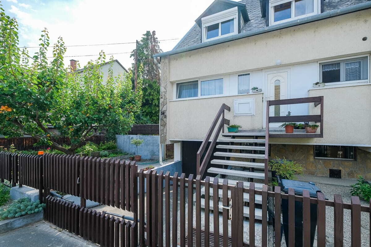 Keszthely: Modernisierungsbedürftige Reihenhauswohnung in Keszthely, 5 Gehminuten vom Plattensee ist zu verkaufen 