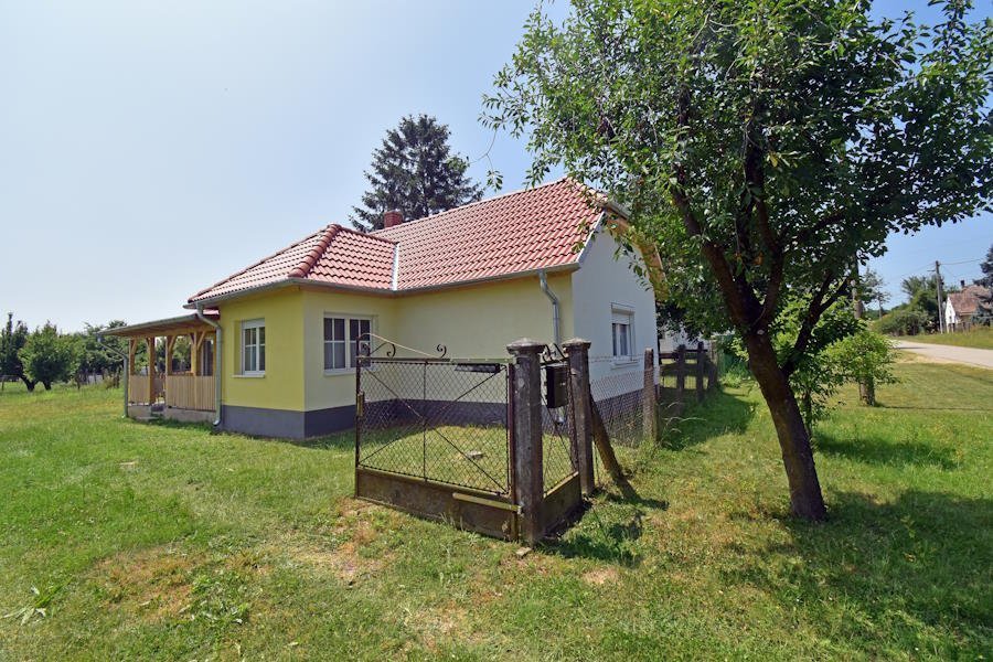 Szegerdö: Felújított vidéki ház mindössze 15 km-re a Balatontól délre, csendes helyen (BAA-FER1606) Szegerdö: Felújított vidéki ház mindössze 15 km-re a Balatontól délre, csendes helyen (BAA-FER1606)