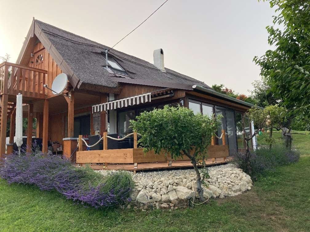 Cserszegtomaj: Nádtetős ház szerelmeseknek nemesi helyen, panorámás balatoni kilátással Cserszegtomaj: Nádtetős ház szerelmeseknek nemesi helyen, panorámás balatoni kilátással