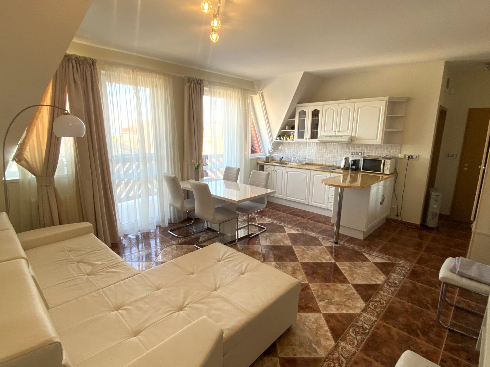 Balatonlelle: Dupla erkélyes apartman a népszerű magyar tengerparti üdülőhelyen, Balatonlellén Balatonlelle: Dupla erkélyes apartman a népszerű magyar tengerparti üdülőhelyen, Balatonlellén