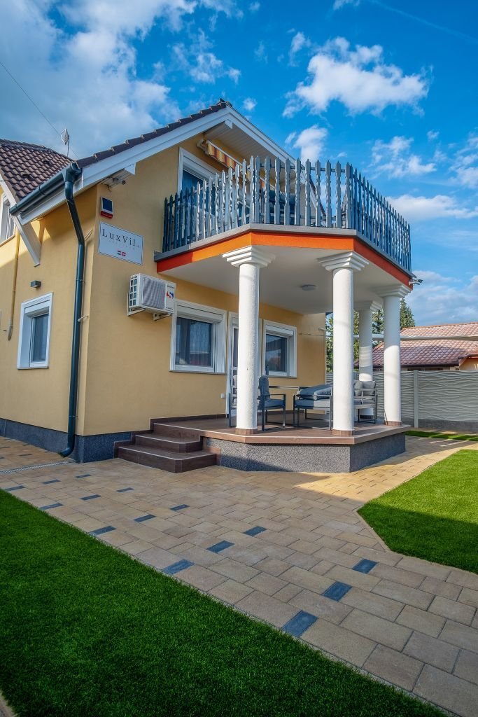 Balatonkeresztúr: Luxus családi ház a Balaton-part közvetlen közelében, amely lakásként is használható. Balatonkeresztúr: Luxus családi ház a Balaton-part közvetlen közelében, amely lakásként is használható.