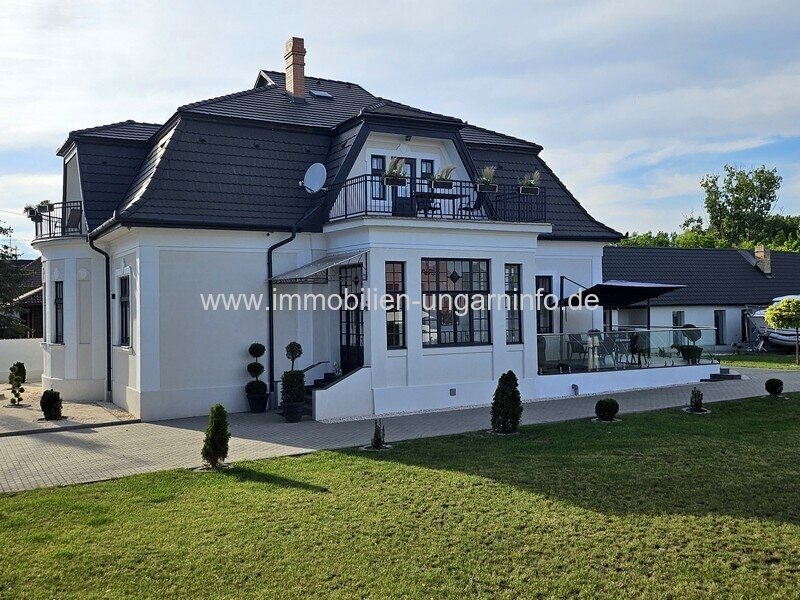 Pest Vármegye: Luxuriöse Luxusvilla mit Gästehaus, Wellness, Schwimmbad, Tennisplatz und 0,8 Hektar großem Park in der Gegend von Budapest zu verkaufen Pest Vármegye: Luxuriöse Luxusvilla mit Gästehaus, Wellness, Schwimmbad, Tennisplatz und 0,8 Hektar großem Park in der Gegend von Budapest zu verkaufen