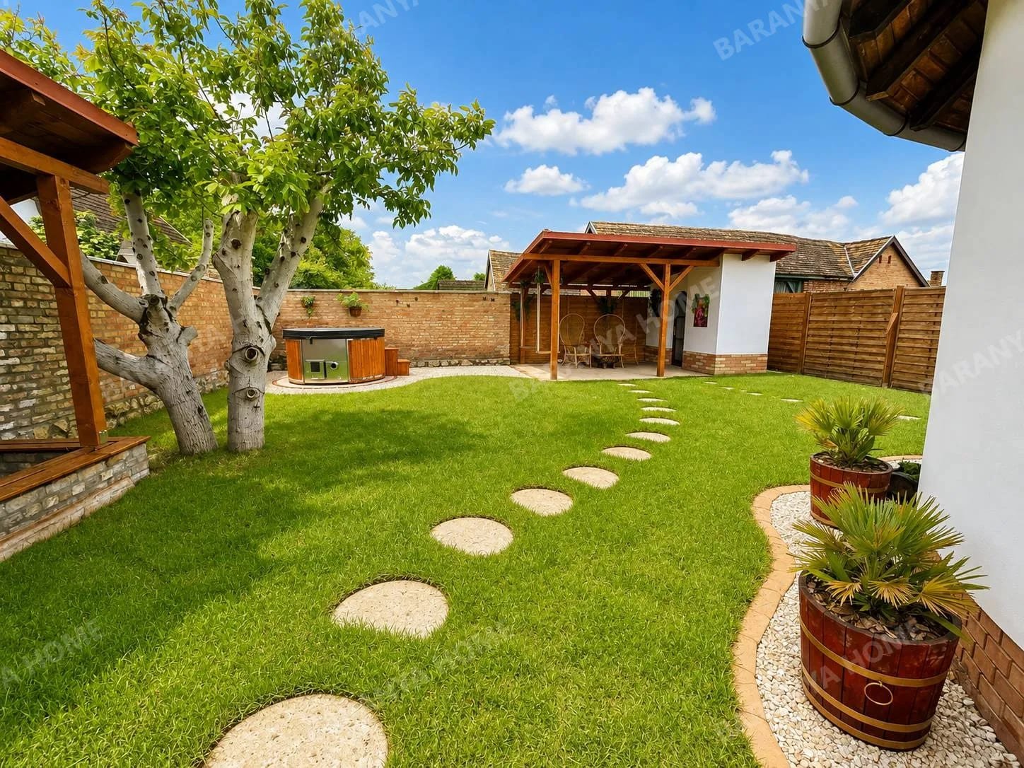 Nagynyárád: Bögen, Räume, Harmonie – ein ganz besonderes Zuhause im Hochsommer Nagynyárád: Bögen, Räume, Harmonie – ein ganz besonderes Zuhause im Hochsommer