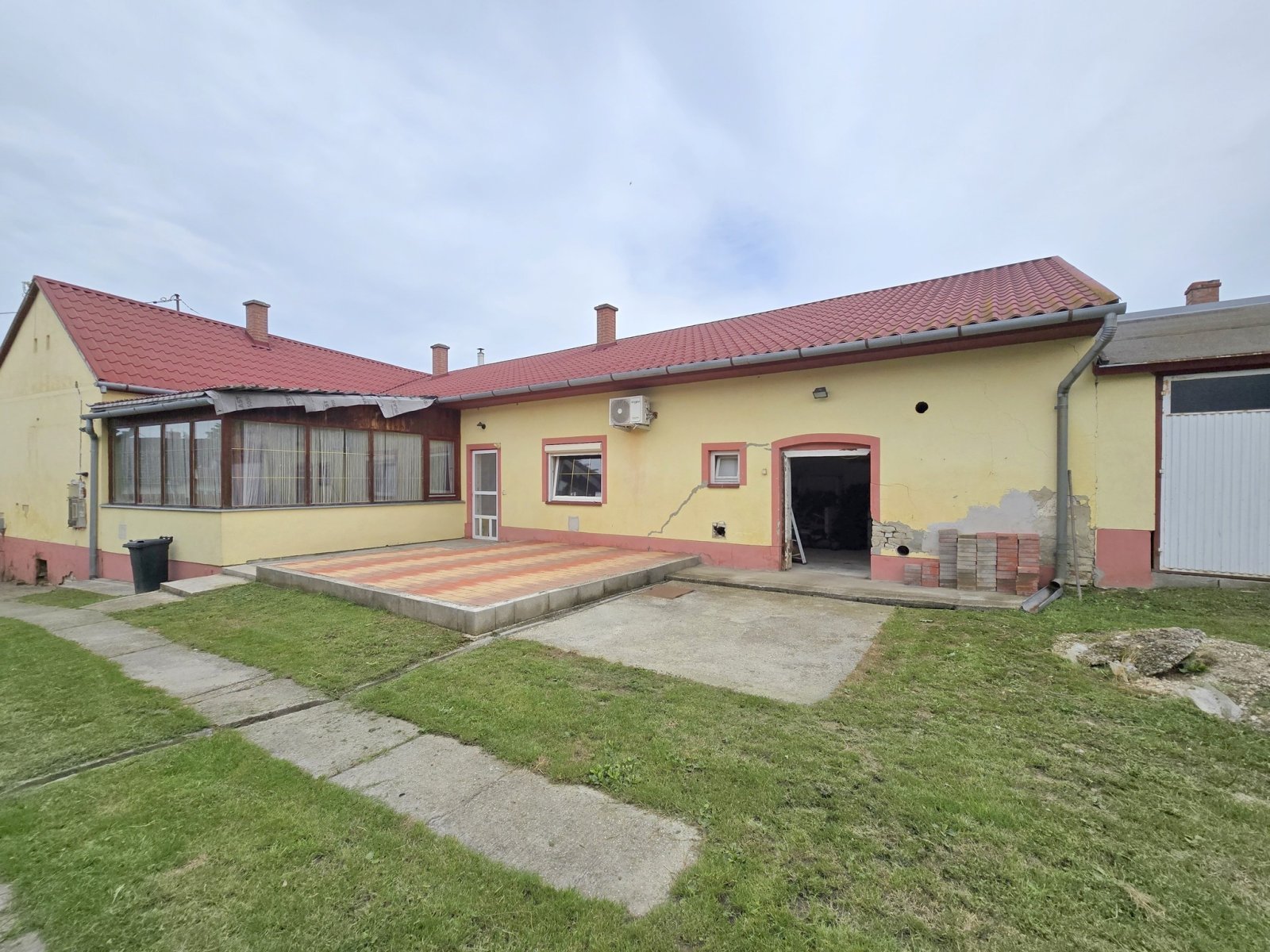 Pusztaszentlászló: (ABA) Nagy családi ház gyönyörű és csendes helyen Pusztaszentlászló: (ABA) Nagy családi ház gyönyörű és csendes helyen
